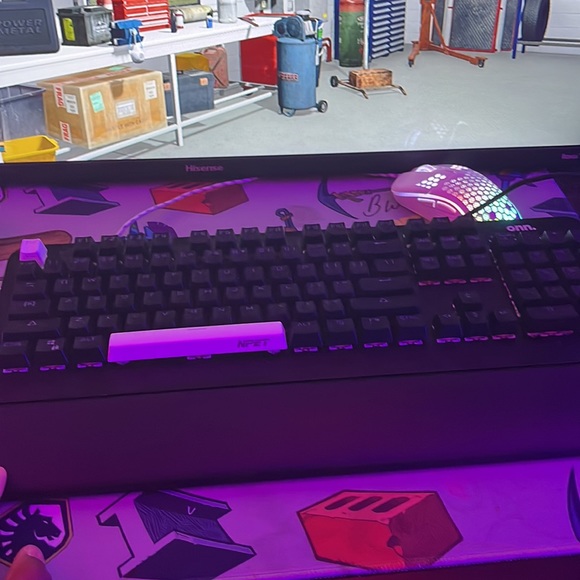 mechanical keyboard with blue switches (onn) - Picture 2 of 4